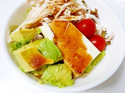 たっぷり茹で鶏と豆腐とアボカドの満腹サラダ